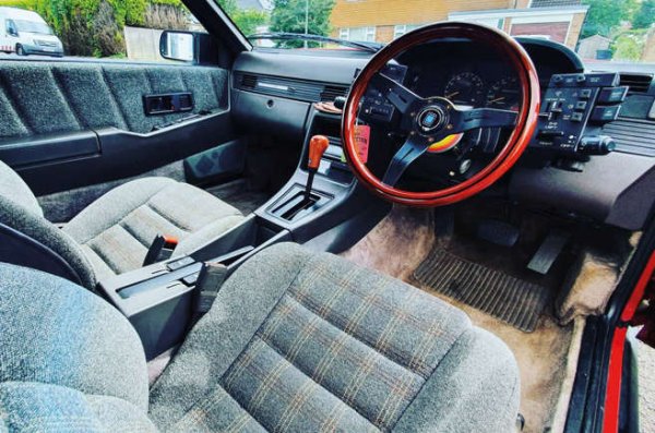 От гледна точка на пътниците, Piazza имаше нищо и накакво табло. Шофьорът обаче се нуждаеше от докторска степен по компютърни науки, за да управлява превключвателите. Два големи контролни панела се намираха от двете страни на волана и командваха всичко - от чистачките на предното стъкло до контролите на нагревателя и вентилатора. Беше необикновено, но точно поради тази причина влиза в този списък на славата.